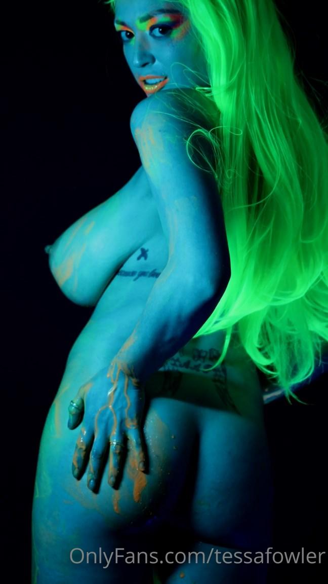 Tessa Fowler Nude Neon Body Paint Onlyfans Video Leaked